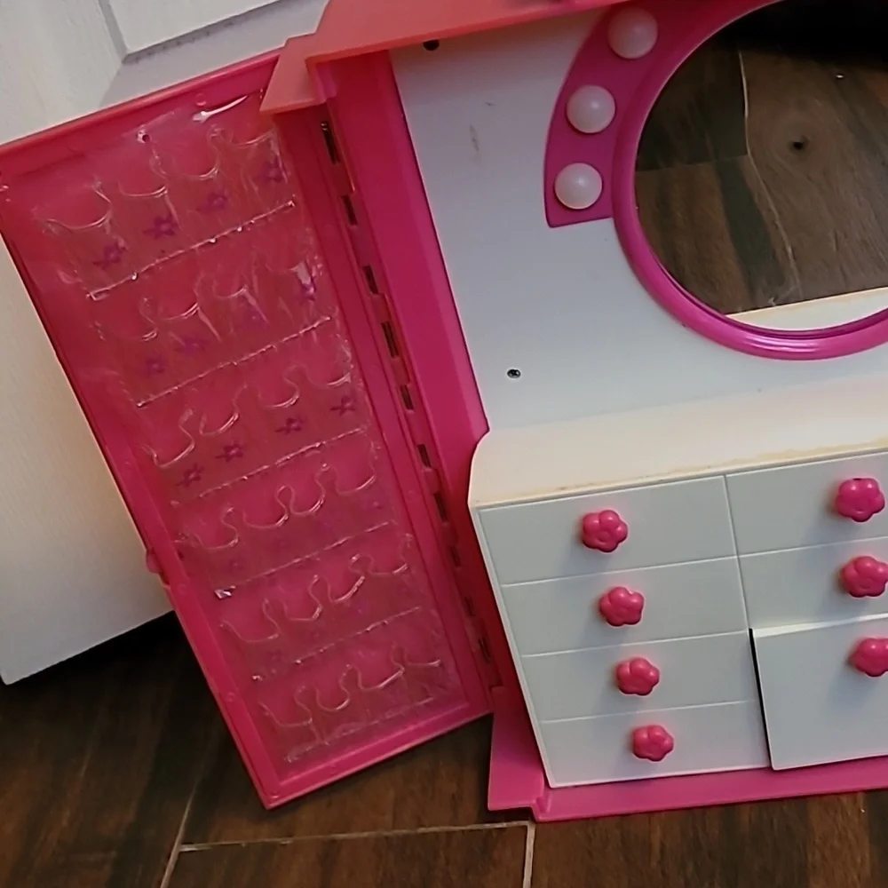 Barbie Vintage Vanity Closet - Picture 8 of 13